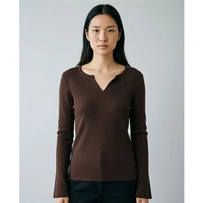 V-Leher Sweater Wanita